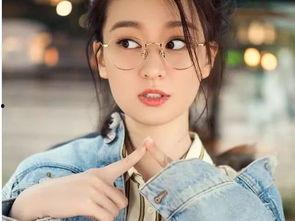 浴袍出镜的娱乐吃瓜博主,娱乐圈博主掀起话题热潮